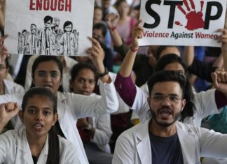 වෛද්යවරියක් දූෂණය කර මරා දැමීමෙන් ඉන්දියාවම ඇවිළෙයි! ඉන්දියාව පුරා වෛද්ය වර්ජනයක්!