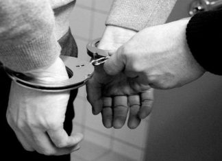 ප්රසිද්ධ පාසලක විදුහල්පතිවරයෙක් අත්අඩංගුවට