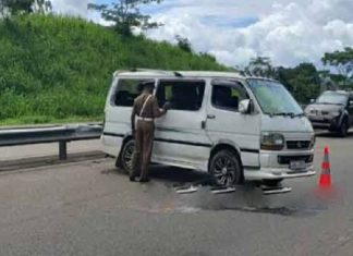 දක්ෂිණ අධිවේගයේ පෙරළුණු වෑන් රථයට යට වී දැරියක් ජීවිතක්ෂයට