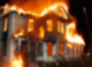 පෙම් ආරවුල අවනඩුවක් වෙයි! 76 හැවිරිදි අනියම් පෙම්වතා පෙම්වතියගේ නිවසට ගිනි තබයි!