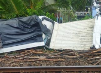 ඉඳුරුවේදී ලොරි රථයක් දුම්රියක ගැටී කුඩු පට්ටම් වෙයි! අයෙක් මරුට! (ඡායාරූප)