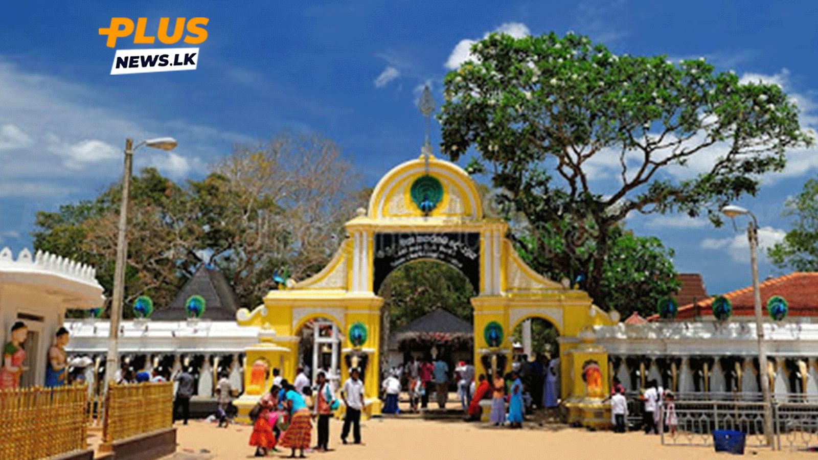 කතරගම දේවාලයේ කපුවන් පඬුරු හොරාකන හැටි CCTV වලින් හසු ගරාගත් හැටි කතරගම