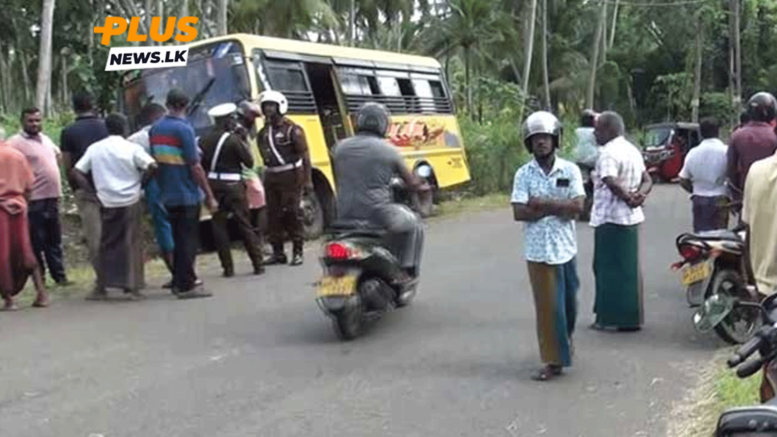 පාසල් ළමුන් ප්රවාහනය කළ බස් රථය අනතුරට පත් වූ හැටි – ළමුන් 16ක් රෝහලේ බස් රථය